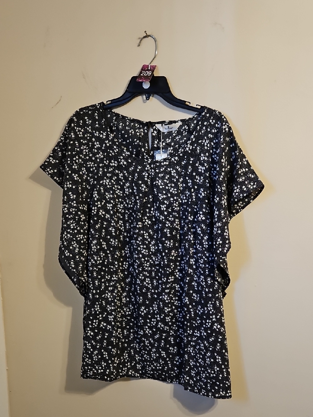 Agnes Orinda Black and White Floral Flutter Sleeve Blouse. NWT